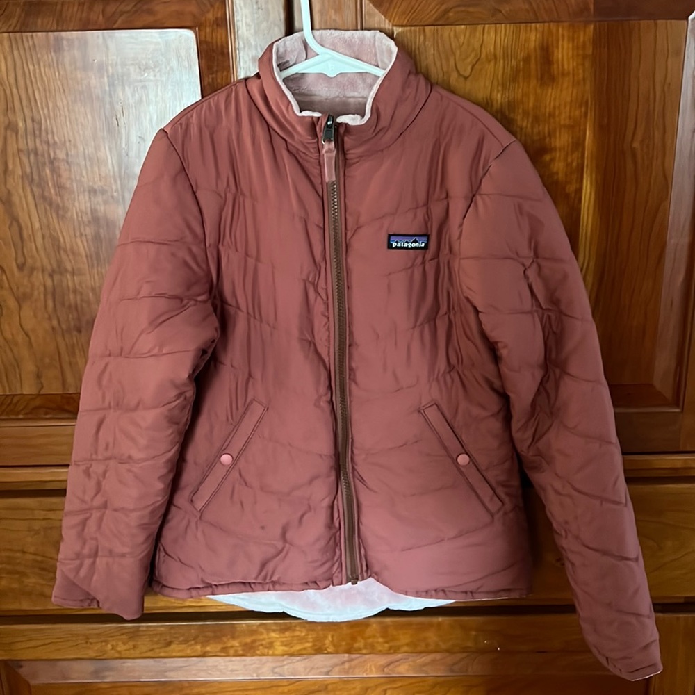 PATAGONIA REVERSIBLE SNOW FLOWER JACKET GIRLS in “Rosehip”